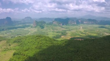 Khao Ngon Nak, Krabi Eyaleti, Tayland 'daki güzel dağların hava manzarası