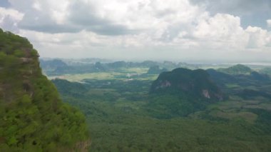Ejderha Tepesi ile dağlarda hava görüntüsü - Khao Ngon Nak, Krabi Eyaleti, Tayland