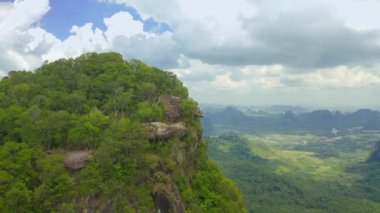 Ejderha Tepesi ile dağlarda hava görüntüsü - Khao Ngon Nak, Krabi Eyaleti, Tayland