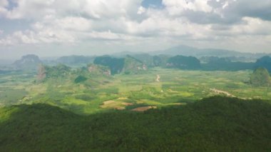 Güzel dağların havadan görünüşü yağmur ormanları ve Tayland 'ın Khao Ngon Nak, Krabi Eyaleti' ndeki tarlaları kapsar.