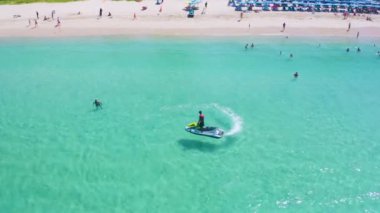 Phuket Adası 'nın zümrüt berrak sularında Jet ski' nin hava manzarası, Cennet Kata beac