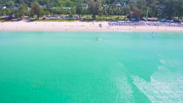 Αεροφωτογραφία Στην Παραλία Κάτα Παράδεισος Χρυσή Άμμο Κρυστάλλινα Νερά — Αρχείο Βίντεο
