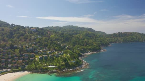 热带白色沙滩 碧绿清澈的水 茂盛的绿叶 花岗岩石和别墅 泰国普吉卡塔海滩的空中景观 — 图库视频影像