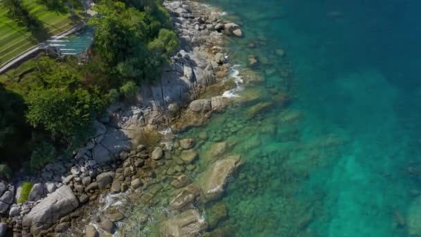 緑豊かな山の丘の上にヴィラとターコイズ海の熱帯海岸 カタビーチ プーケット タイの空中ビュー — ストック動画