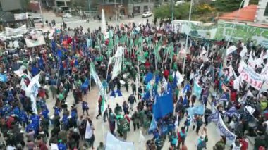 25 Ocak 2024 Ushuaia, Arjantin. Ushuaia 'da halk meydanında bayraklar ve pankartlar taşıyan insanların büyük bir protesto gösterisi