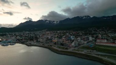 Gün batımında Ushuaia limanının havadan görünüşü dağlar ve suyla çevrili.