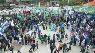 25 Ocak 2024 Ushuaia, Arjantin. Ushuaia 'da büyük bir protestonun hava görüntüsü. Kalabalık ellerinde bayraklar, plazalarda toplanıyor.