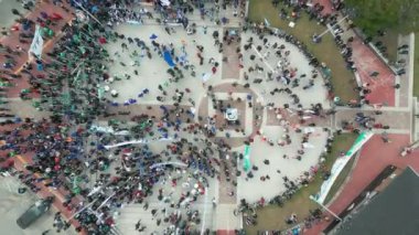 25 Ocak 2024 Ushuaia, Arjantin. Ushuaia 'da büyük bir protesto havadan izleniyor ve insanlar dairesel bir düzen içinde toplanıyor.