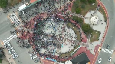 25 Ocak 2024 Ushuaia, Arjantin. Ushuaia sokaklarında büyük bir protestonun havadan görüntüsü, merkezi bir anıtın etrafında gösteri yapıyor.
