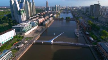 Modern gökdelenler, ikonik Puente de la Mujer ve liman mimarisinin yer aldığı Buenos Aires 'in hava manzarası.