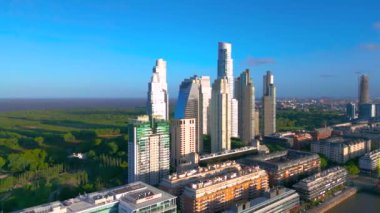 Buenos Aires 'in hava manzarası modern gökdelenleri, yeşil alanları ve bir nehri gösteriyor.
