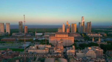 Estado Belediye Başkanı General del Ejercito Binası 'nın hava manzarası. Gün batımında Arjantin, Buenos Aires' te.