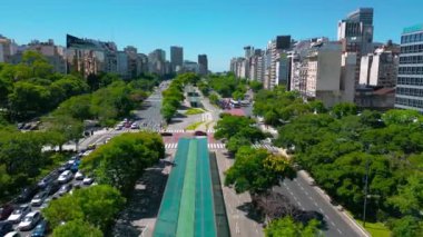 Panoramik şehir manzarası ve Buenos Aires 'in 9 de Julio Bulvarı' ndaki obelisk yakınlarında ufuk çizgisi manzarası.