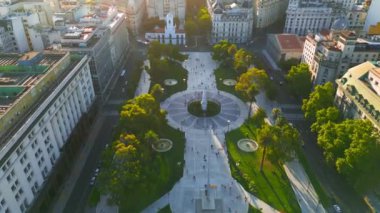 Arjantin 'in Buenos Aires şehrinde gün batımında Mayıs Meydanı ve Casa Rosada' nın hava manzarası