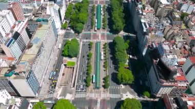 Panoramik şehir manzarası ve Buenos Aires 'in 9 de Julio Bulvarı' ndaki obelisk yakınlarında ufuk çizgisi manzarası.