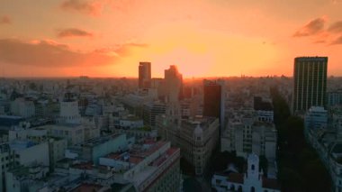 Gün batımı sırasında Arjantin Ulusal Kongresi 'nin havadan drone görünümü. Buenos Aires