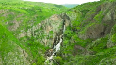 Bu hava manzarası Kazakistan 'da yemyeşil bir manzara sergiliyor. Kayalık arazide çağlayan bir şelale var..