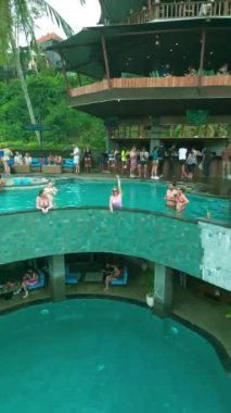 Lüks bir yerde lüks bir havuzda, yemyeşil bir mekanda, Ubud pirinç teraslarının ve Tegalalang bölgesinin cazibesini somutlaştıran canlı bir kadın sahnesi..