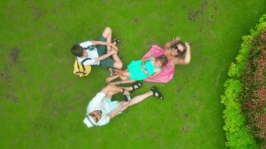 Tegalalang Rice Terrace 'da canlı bir sahne, bölgenin doğal güzelliğini ve kültürel önemini gözler önüne seren yemyeşil ortamın tadını çıkaran bir grup sunar..