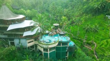 Tegalalang, Ubud, Bali 'de yemyeşil pirinç teraslarının arasına kurulmuş büyüleyici bir tatil yeri. Konukların ferahlatıcı suların ve yemyeşil çevrenin tadını çıkardıkları bir yer..