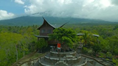 Yeşillik ve dağ manzaralarıyla çevrili eşsiz bir kulübe Bali 'nin doğal güzelliğini ve geleneksel mimarisini gözler önüne seriyor..