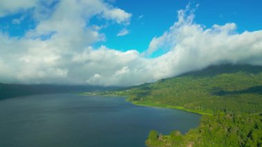 Bali 'deki İkiz Göller' in havadan görünüşü, yemyeşil yeşillikler, parıldayan sular ve dramatik bulut oluşumları pitoresk bir manzara yaratıyor..