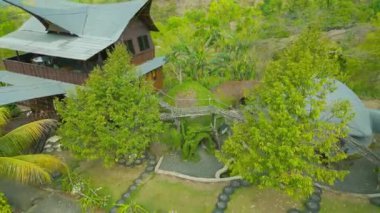 Bali 'de yemyeşil yeşilliklerle çevrili büyüleyici bir çevre dostu kulübe. Eşsiz bir mimarisi ve sakin bir açık havası var..