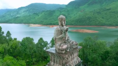 Bach Ma Zen Manastırı 'ndaki görkemli Buda heykeli. Etrafı yemyeşil tepeler ve Da Nang' da sakin bir göl ile çevrili..