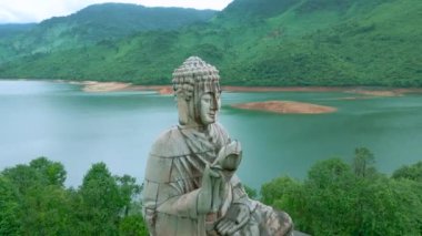 Görkemli bir Buda heykeli Ba Na Hills yakınlarındaki huzurlu manzarayı süslüyor, Da Nang 'daki Bach Ma Zen Manastırı' nın dinginliğini sergiliyor..