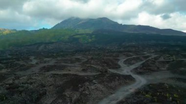 Siyah lav tarlaları ve bitki örtüsünün yer aldığı engebeli Batur Dağı 'nın hava manzarası Bali' nin volkanik arazisini gözler önüne seriyor..