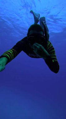 Freediver, Maldivler 'in Keyodhoo adası yakınlarındaki Vaavu Gemi enkazının canlı deniz canlılarıyla çevrili kalıntılarını araştırıyor..