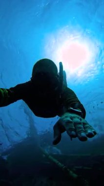 Mercan ve deniz canlılarıyla çevrili, Maldivler 'deki Keyodhoo adasında, Vaavu Batığı' nın yanında serbest dalış..