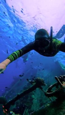 Freediver, Maldivler 'deki Keyodhoo Adası yakınlarındaki Vaavu Batığını araştırıyor. Etrafı açık mavi sularda deniz yaşamı ile çevrili..