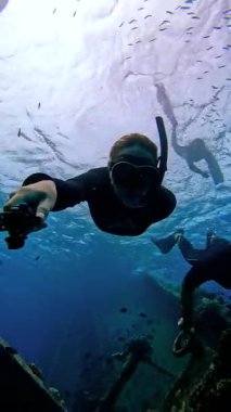 Fredivers, Keyodhoo Adası, Maldivler yakınlarındaki Vaavu Batığını keşfeder ve enkazın etrafındaki deniz yaşamını yakalar..