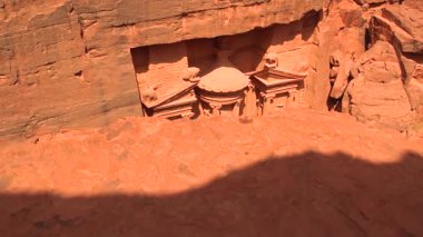 Ürdün 'ün Petra kentindeki kumtaşı kaya yüzeyine oyulmuş Hazine Hazinesi' nin yukarıdan görünüşü.