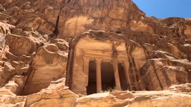 Ürdün 'ün Petra şehrinde bir dağ uçurumuna inşa edilmiş kaya oymalı ön cephe manzarası.