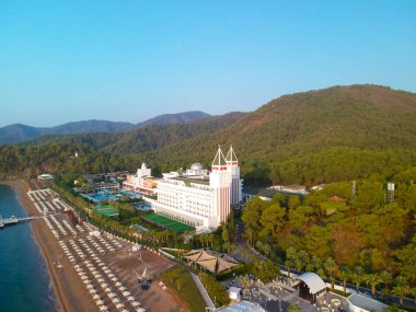Plajları ve otelleri olan deniz kıyısında.