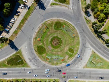 Hava manzaralı. Şehirdeki yol, döner kavşak.