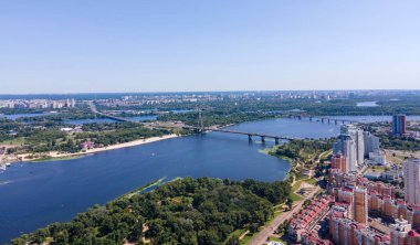 Dinyeper 'ın bankasının havadan görüntüsü. Kyiv 'in Panoraması.
