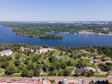 Dinyeper 'ın bankasının havadan görüntüsü. Kyiv 'in Panoraması.