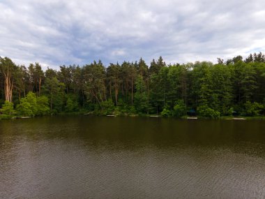 Sonbaharda gölü olan güzel bir manzara..