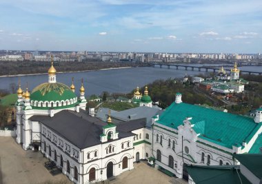 Fotoğraf Ukrayna 'nın Kiev kentindeki büyüleyici Kiev-Pechersk Lavra manastır kompleksini gösteriyor. Altın kubbeleri, karmaşık mimarisi ve güzel yeşil çevresi var..