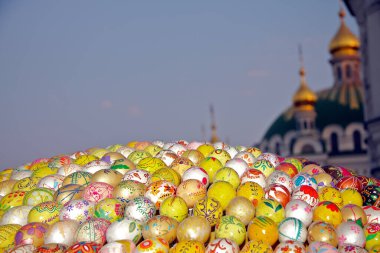 Fotoğrafta, her birini süsleyen eşsiz desenleri ve tasarımları olan karmaşık dekore edilmiş Paskalya yumurtaları sergileniyor..