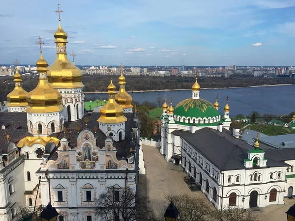 Fotoğraf Ukrayna 'nın Kiev kentindeki büyüleyici Kiev-Pechersk Lavra manastır kompleksini gösteriyor. Altın kubbeleri, karmaşık mimarisi ve güzel yeşil çevresi var..