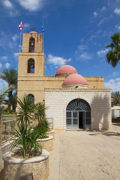 Fotoğraf, Capernaum, İsrail 'deki Oniki Havarinin Antik Tapınağı' nın kalıntılarını gösteriyor. Tapınak taştan yapılmıştır ve duvarları karmaşık oymalar ve desenlerle sütunlar ve kemerler içerir.. 