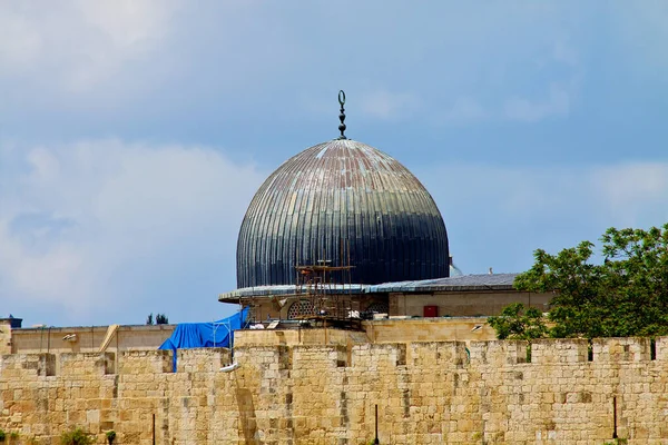 图为以色列耶路撒冷旧城的一个圣地 岩石上标志性的金色圆顶 穹顶由闪闪发光的黄金制成 具有复杂的图案和设计 在蓝天的映衬下屹立不倒 — 图库照片