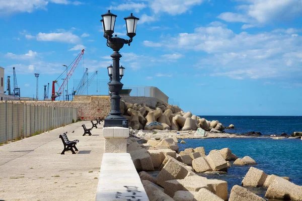 Deniz kıyısındaki toprak seti. Bari, İtalya.