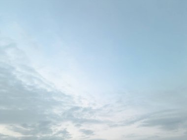 Sabahın ilk ışıklarıyla gökyüzü ve bulutlar...