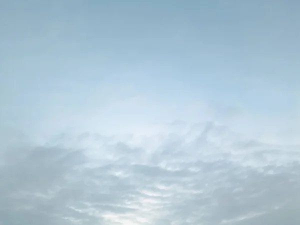 Sabahın Ilk Işıklarıyla Gökyüzü Bulutlar — Stok fotoğraf