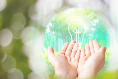 Dünya 'nın şekli çocukların tepesinden gelen su damlaları uluslararası su günü konsepti veya dünya çevre günü için yeşil zemin üzerine uzanır.